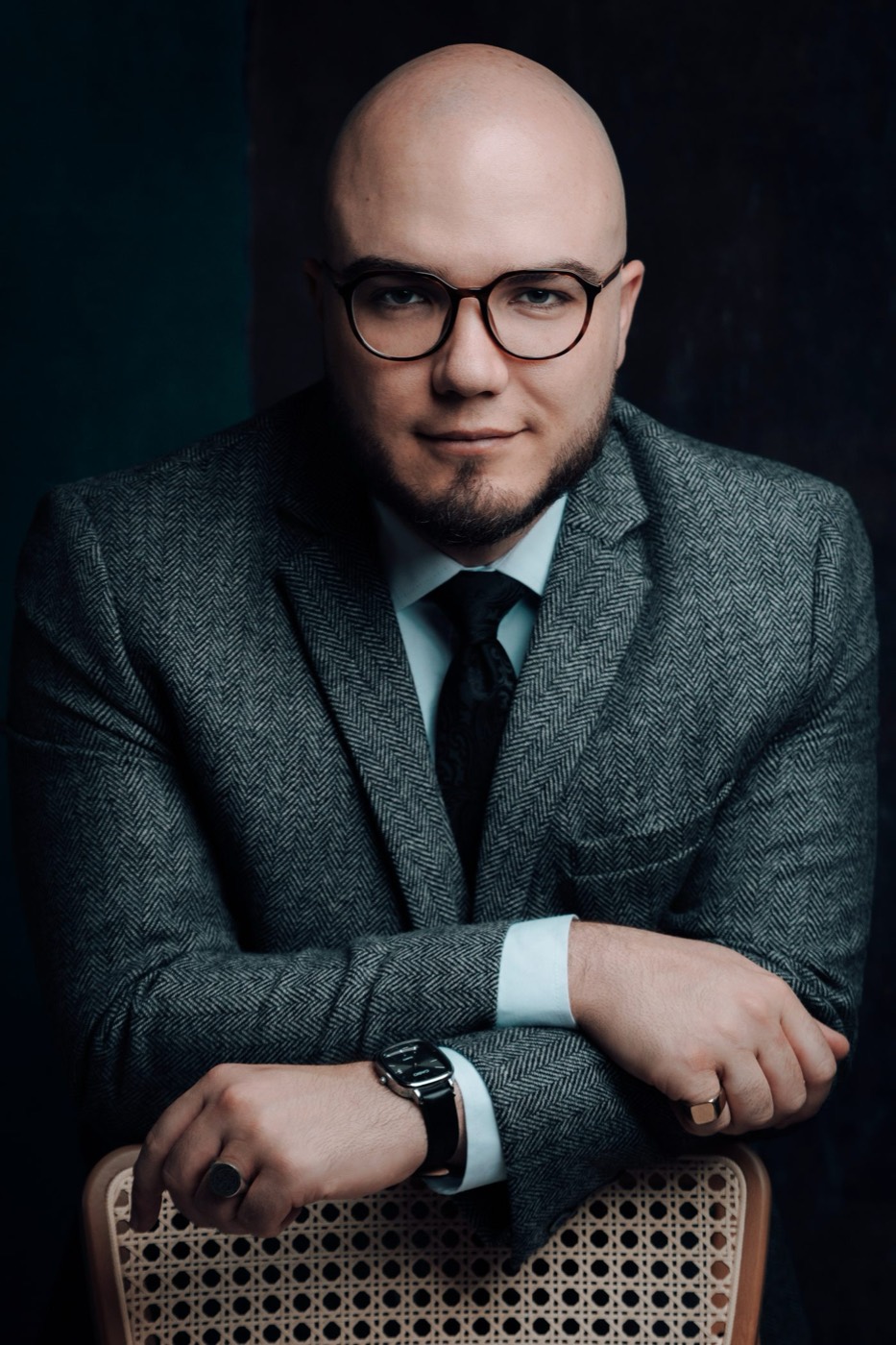 Retrato corporativo masculino em fundo escuro
