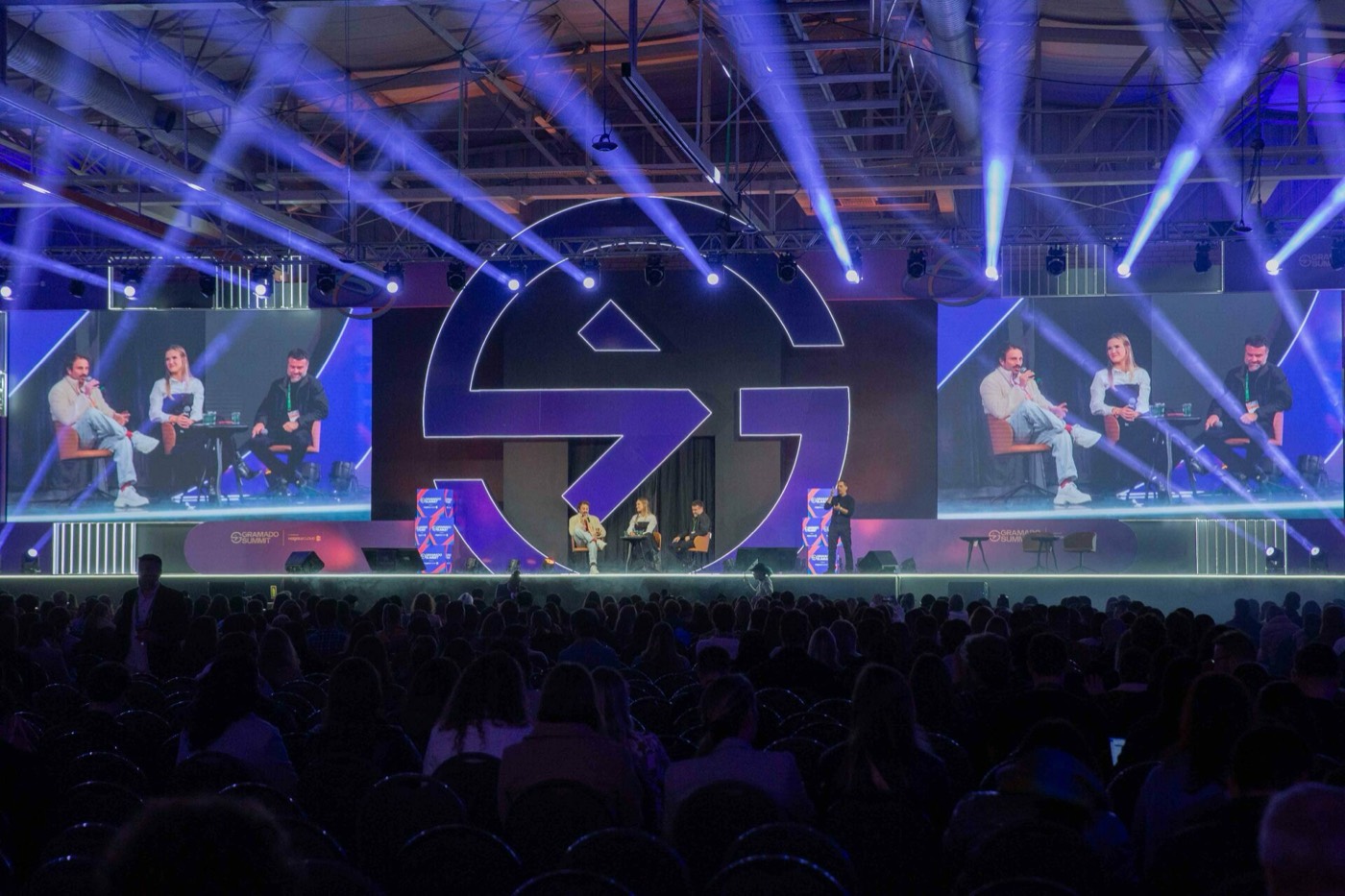 Palco de evento corporativo fotografado pela MaisMix
