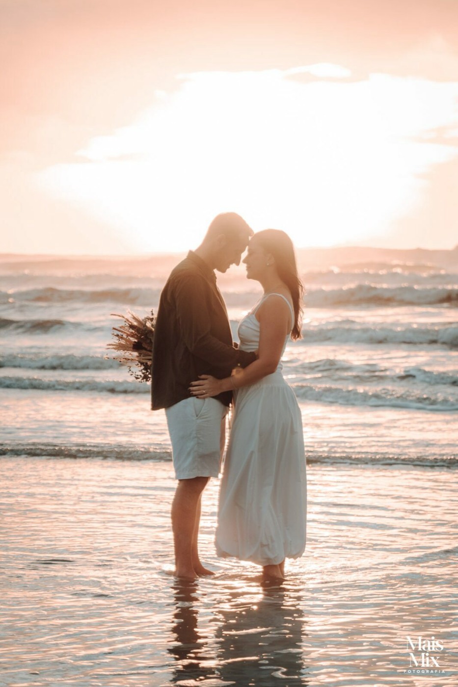 Casal em ensaio na praia ao pôr do sol, MaisMix